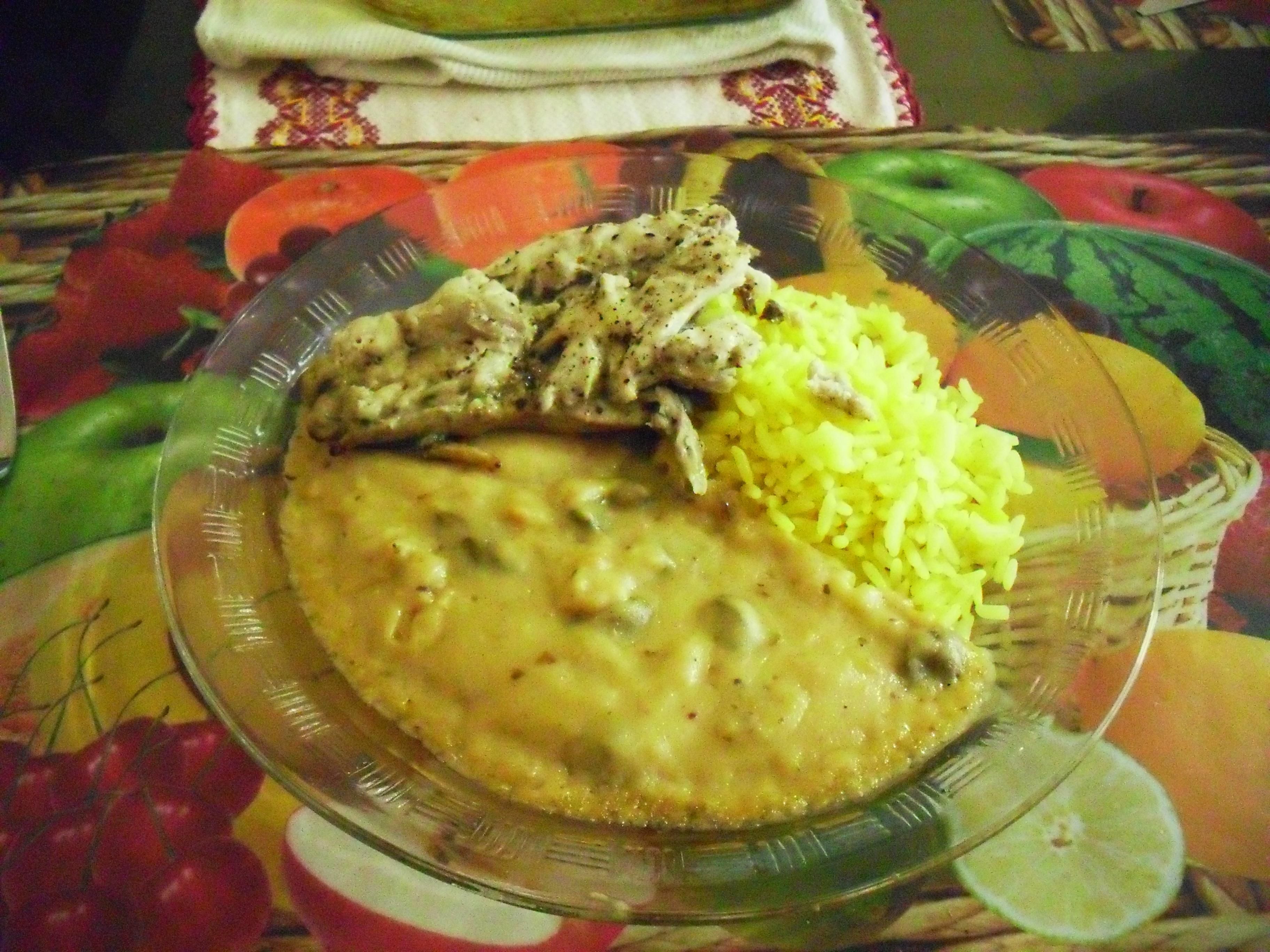 Anchova com purê de alcaparras e arroz ao curry