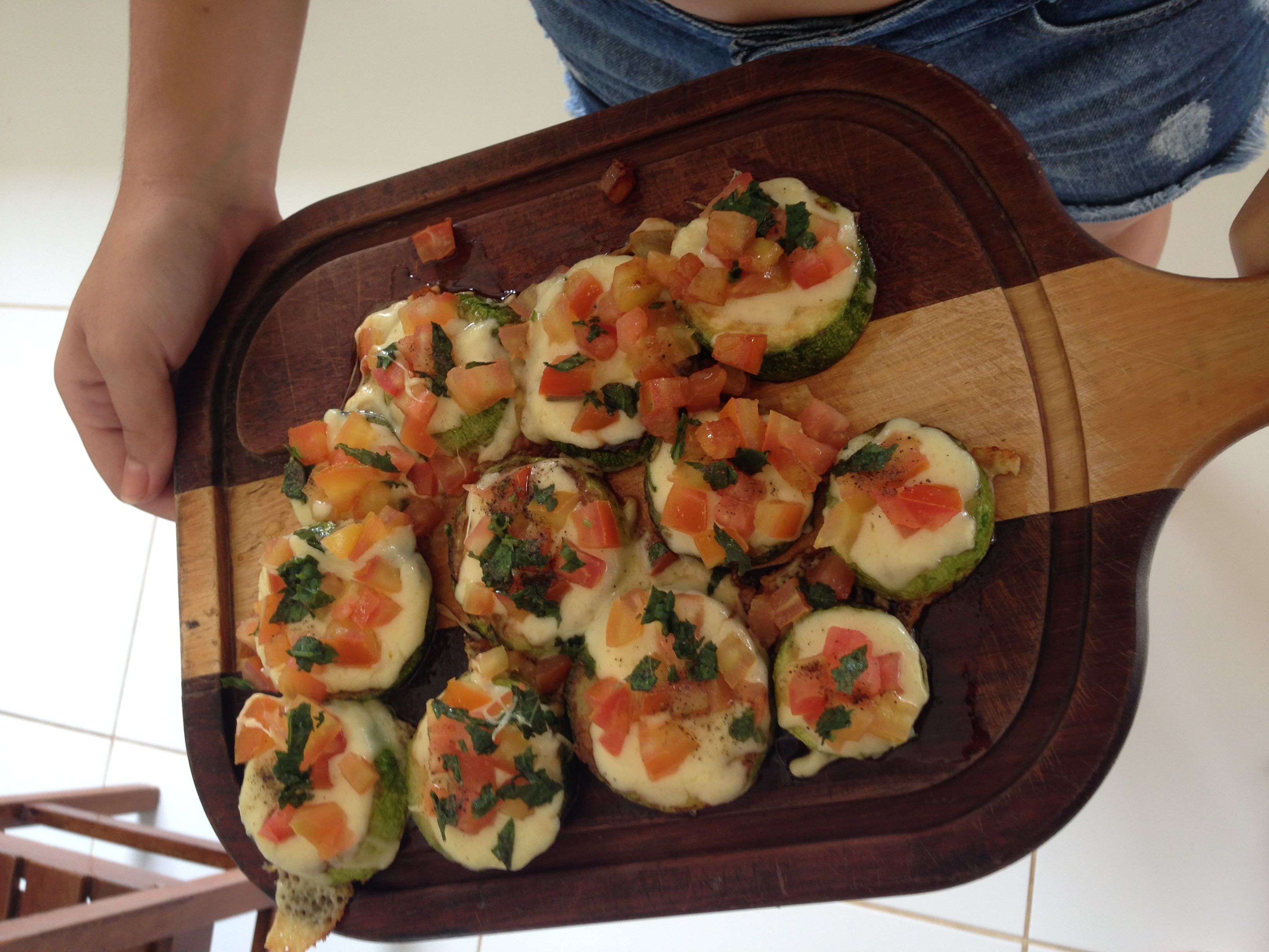 Aperitivo de abobrinha com queijo