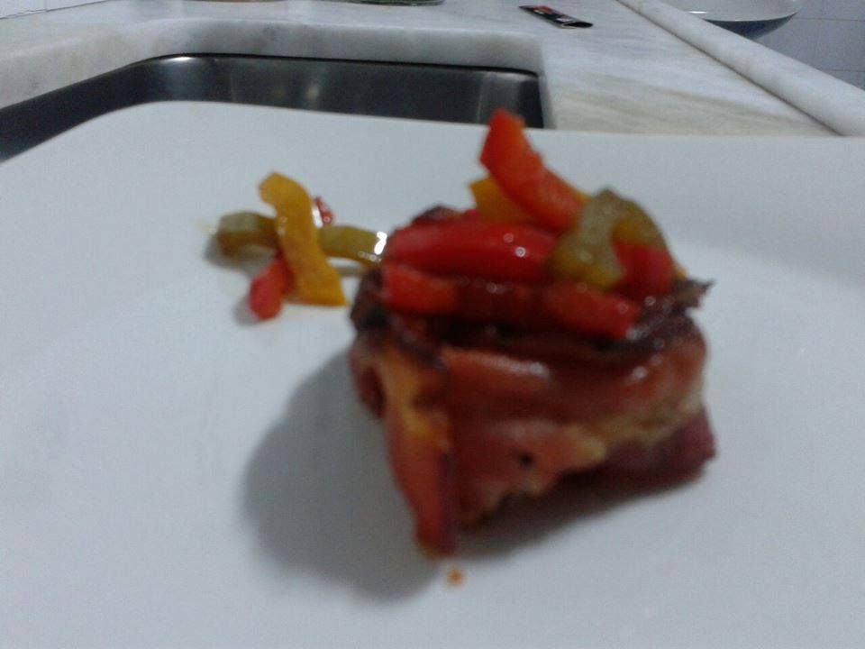 Aro de bacon com antepasto de pimentões