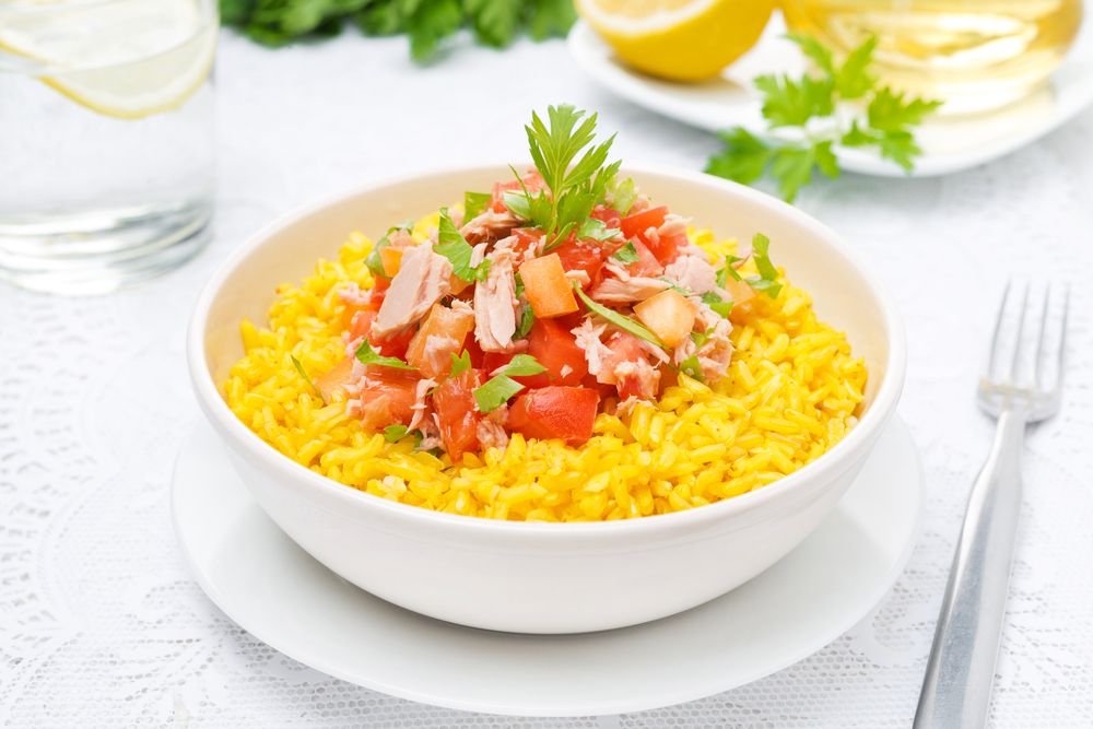 Arroz com açafrão, tomates e cheiro verde