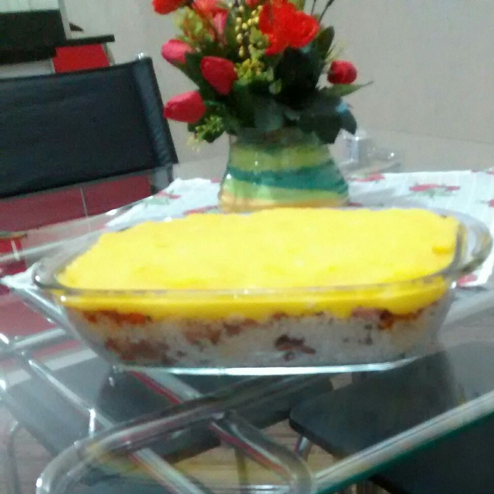 Arroz com calabresa e purê de mandioquinha