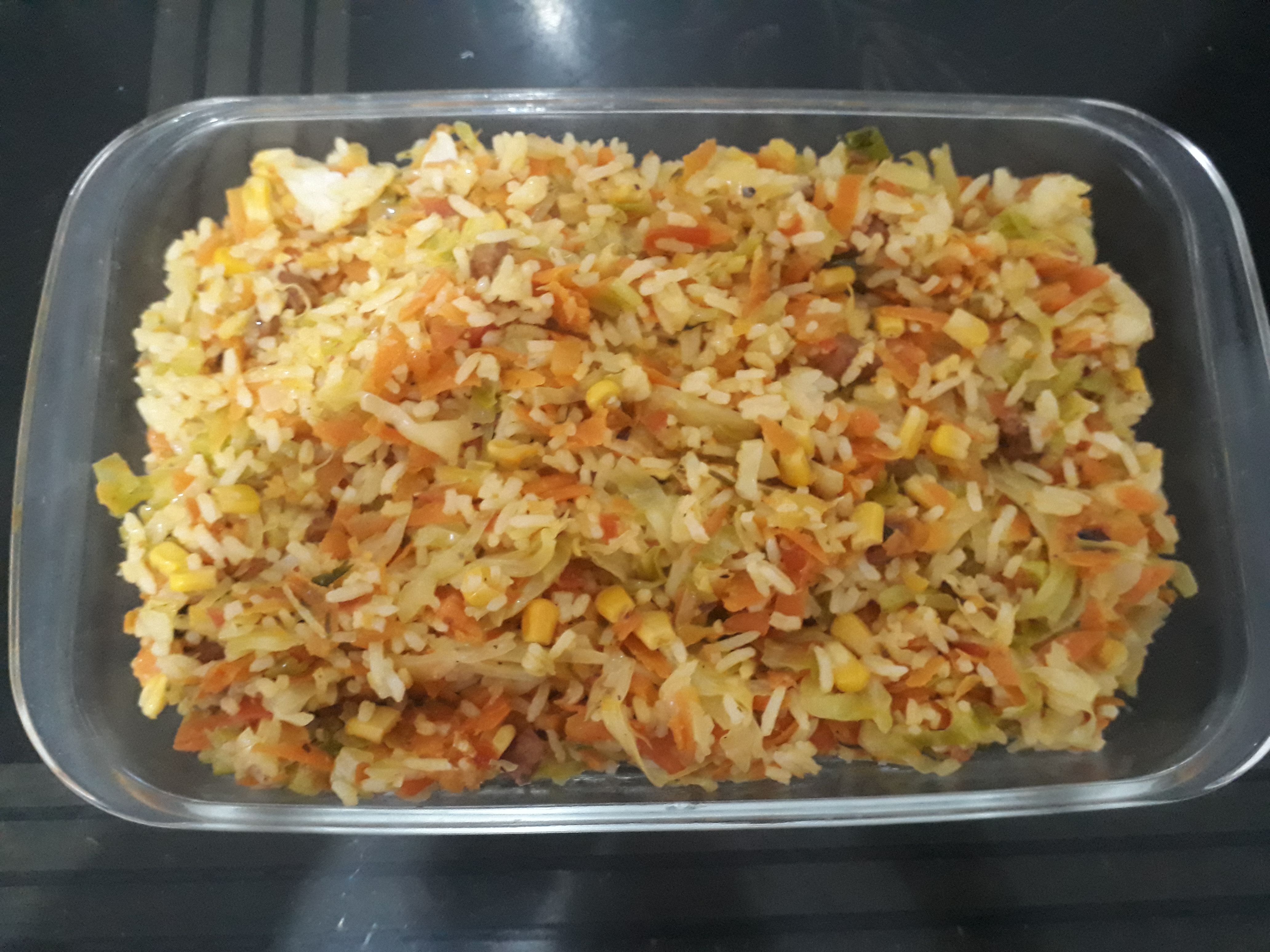 Arroz com legumes e calabresa