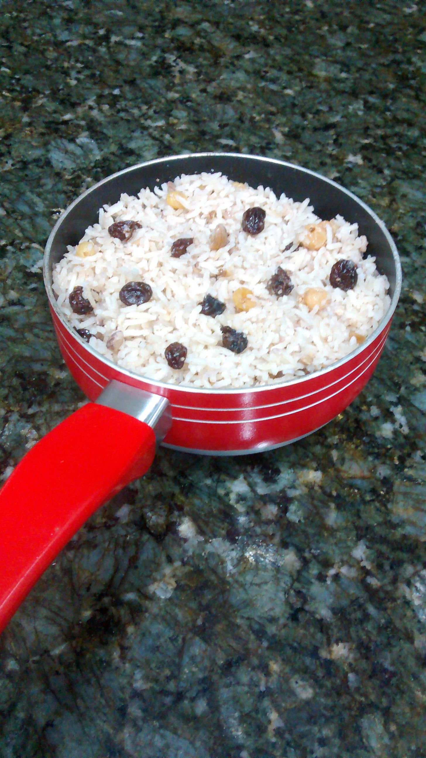 Arroz com nozes, castanhas, passas e leite de coco