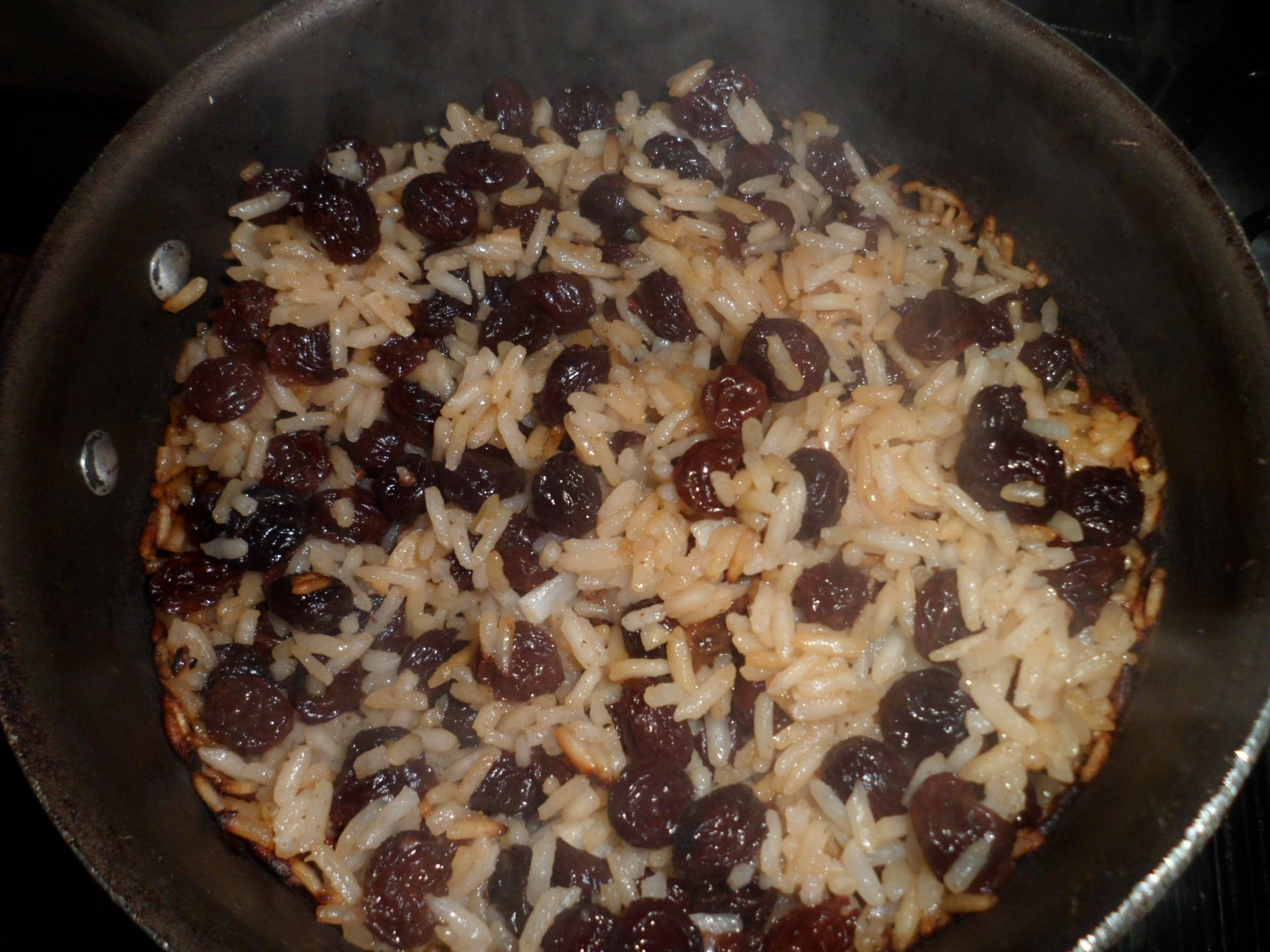 Arroz com uvas passas e leite de coco delicioso