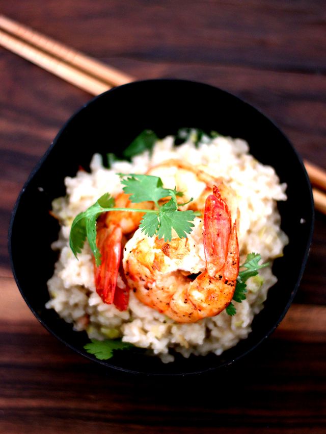 Arroz jasmim picante com coco, alho-poró e camarão