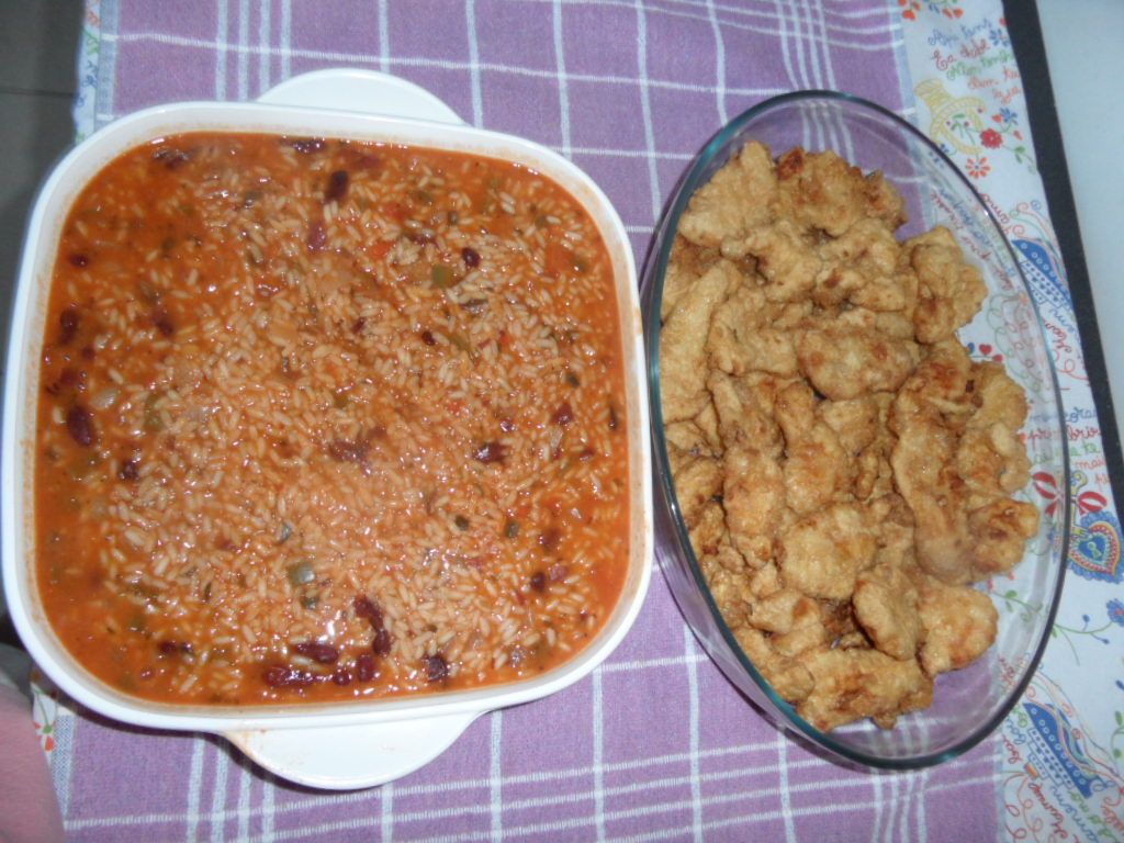 Arroz malandro de feijão com isca de peixe