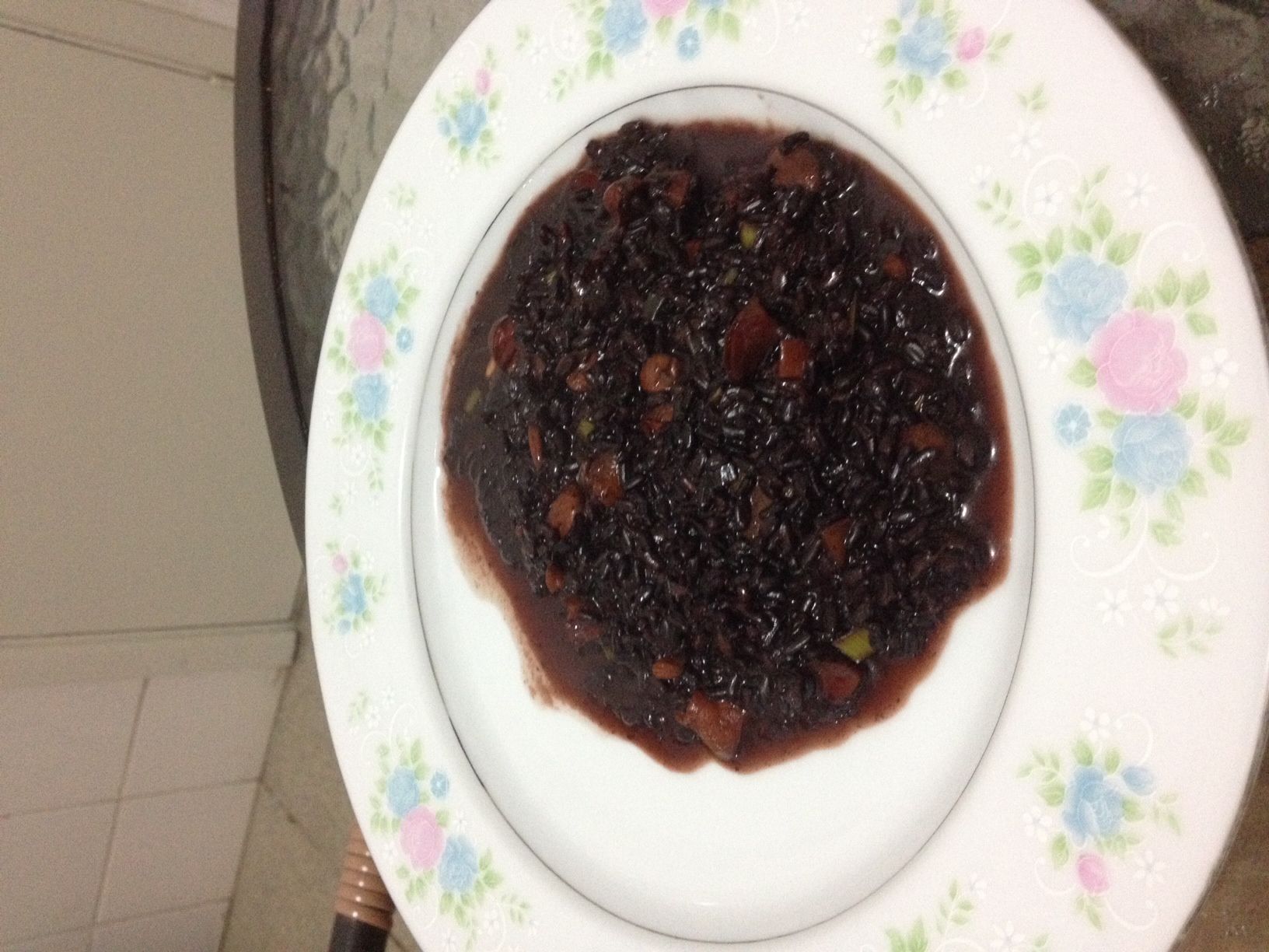 Arroz negro com amêndoas e damasco