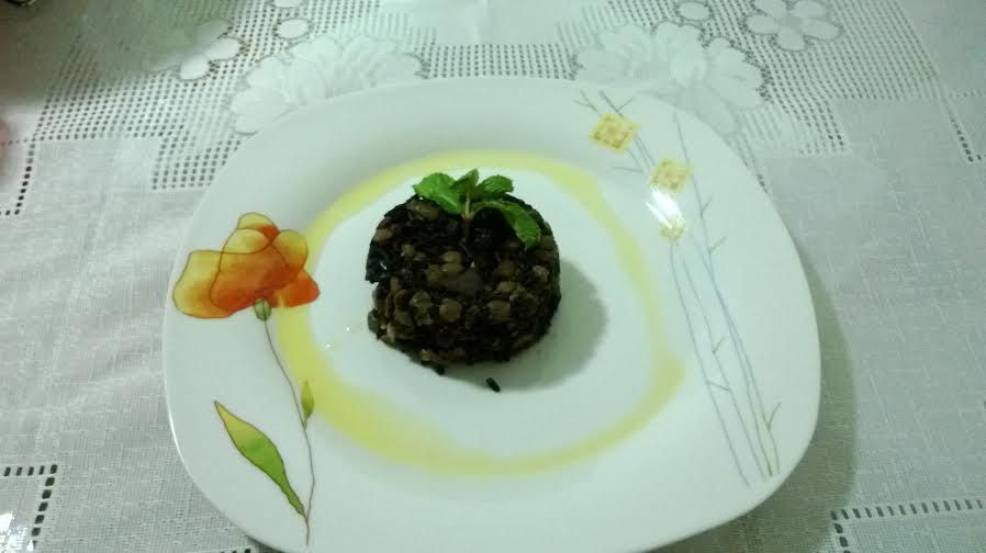 Arroz preto com lentilha