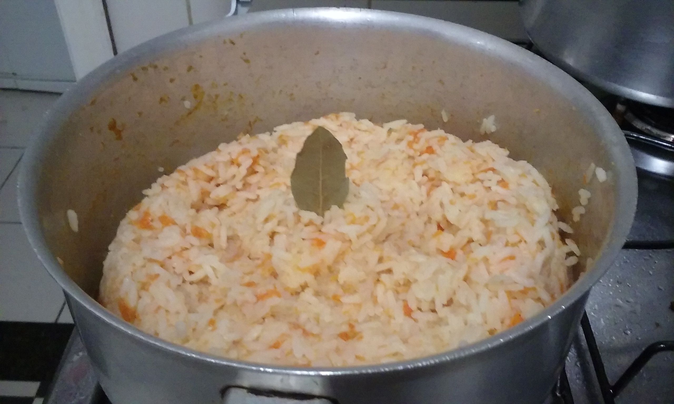 Arroz supremo de cenoura ralada com folha de louro