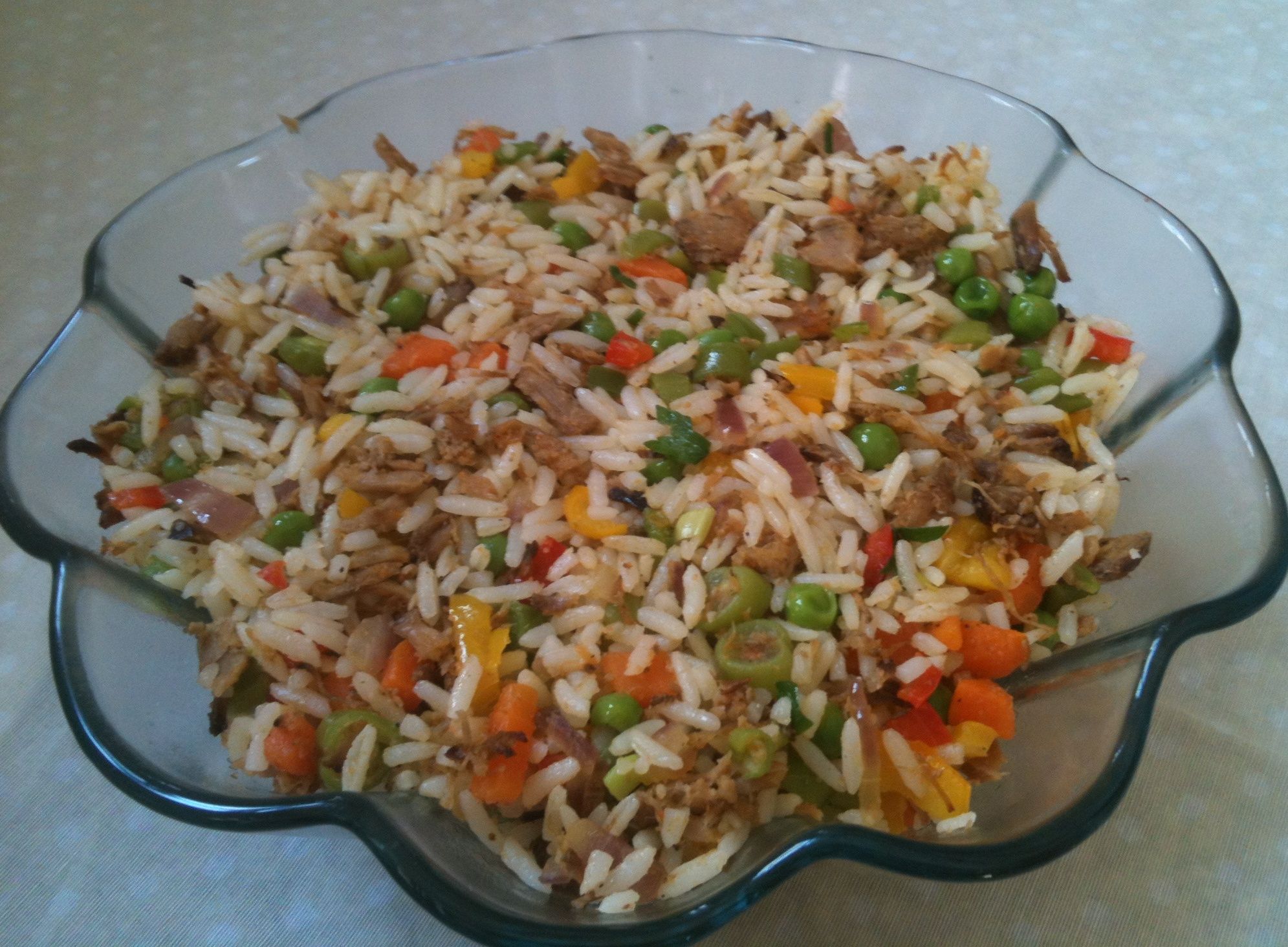 Arroz tudo junto e misturado com sobras do churrasco