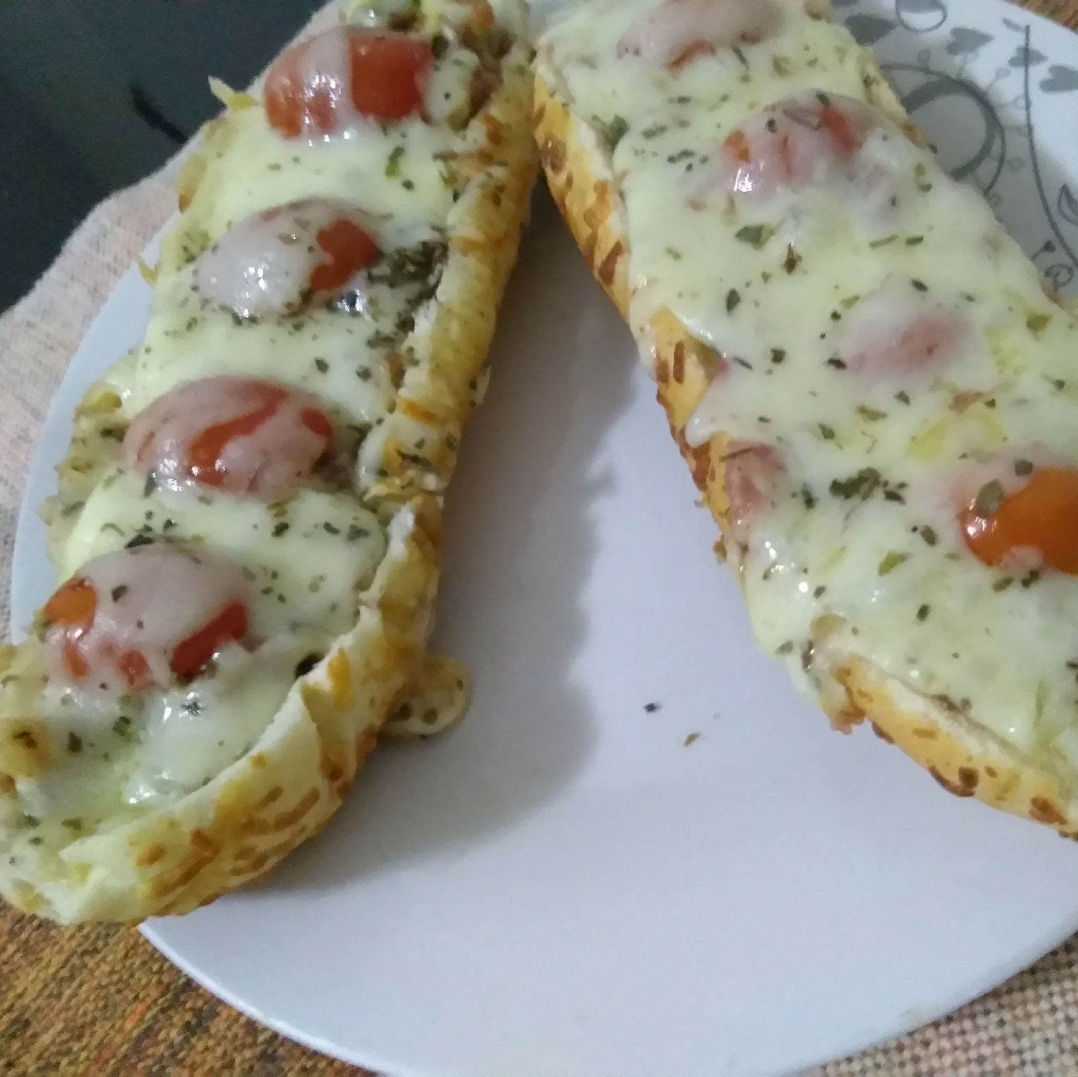 Baguete recheada com bacon e queijo