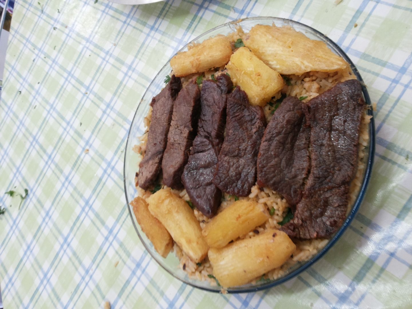 Baião de dois com carne seca e mandioca