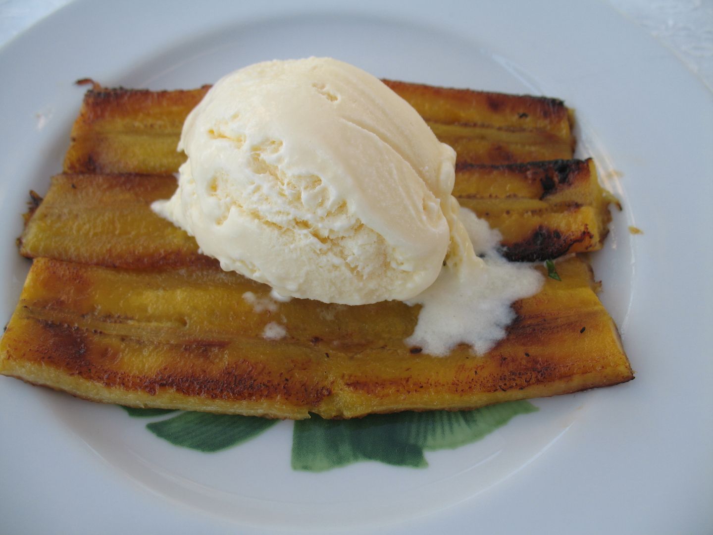 Banana da terra frita com açúcar, canela e sorvete de creme (Hotel Vila Naiá)