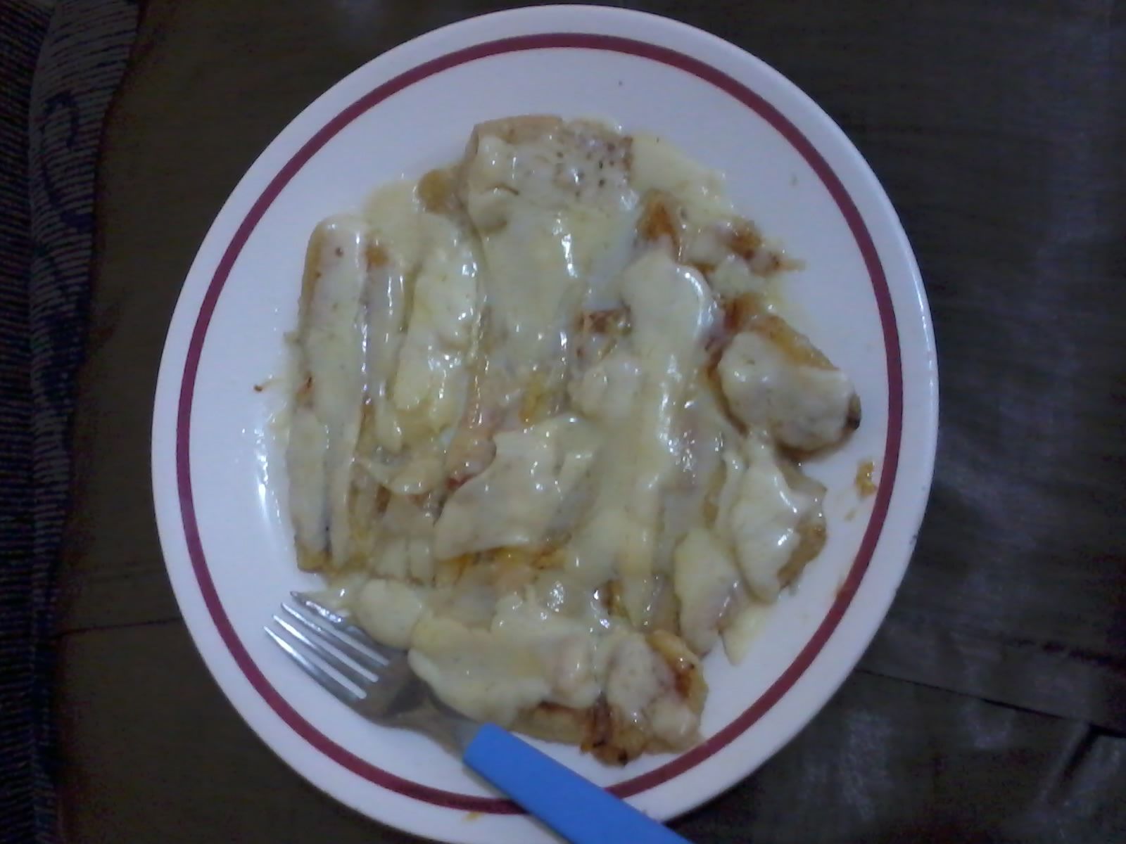 Banana frita com calda e queijo