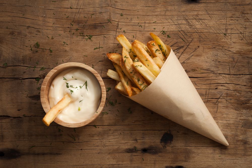 Batata frita crocante com creme de alho