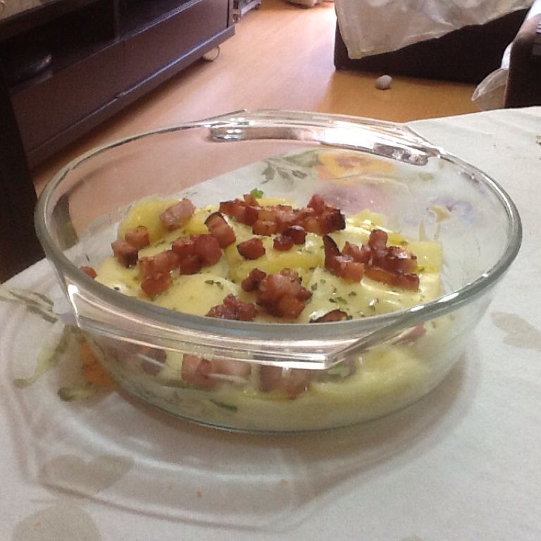 Batata gratinada com creme de queijo e bacon