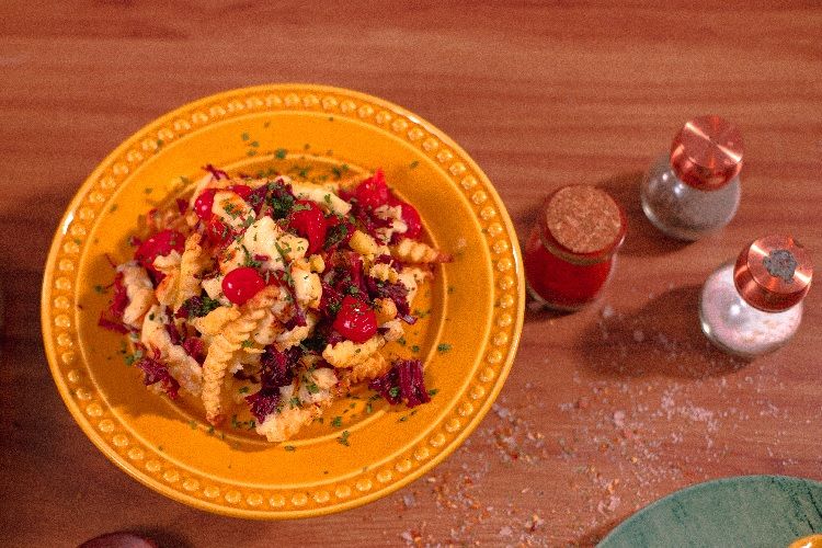 Batata na manteiga de garrafa com carne-seca e queijo coalho