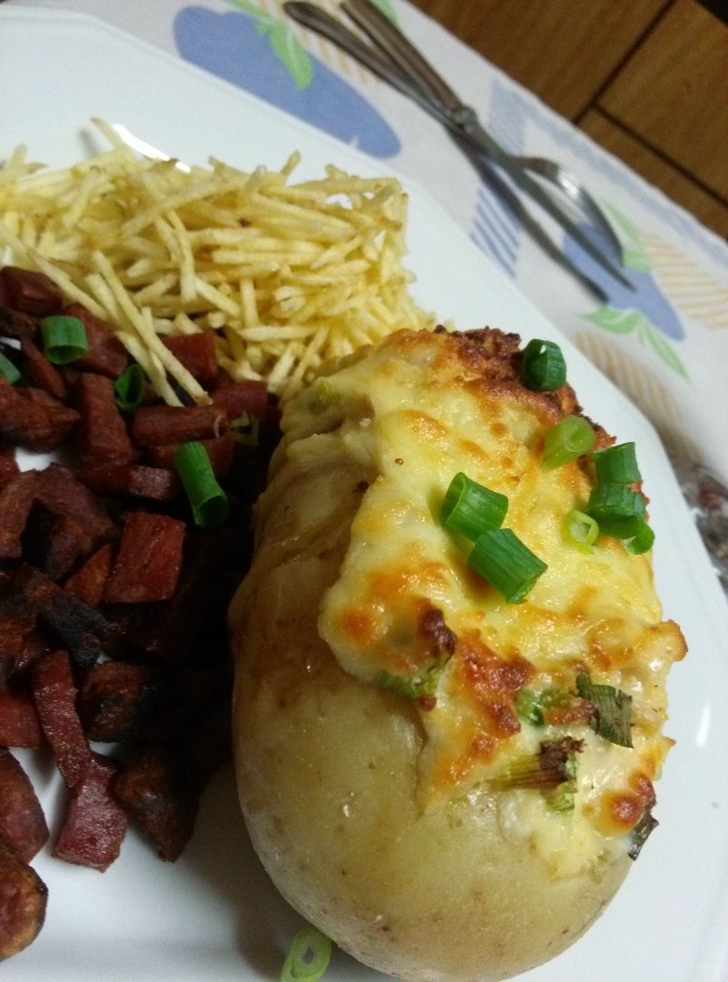 Batata recheada ao molho de queijo com frango