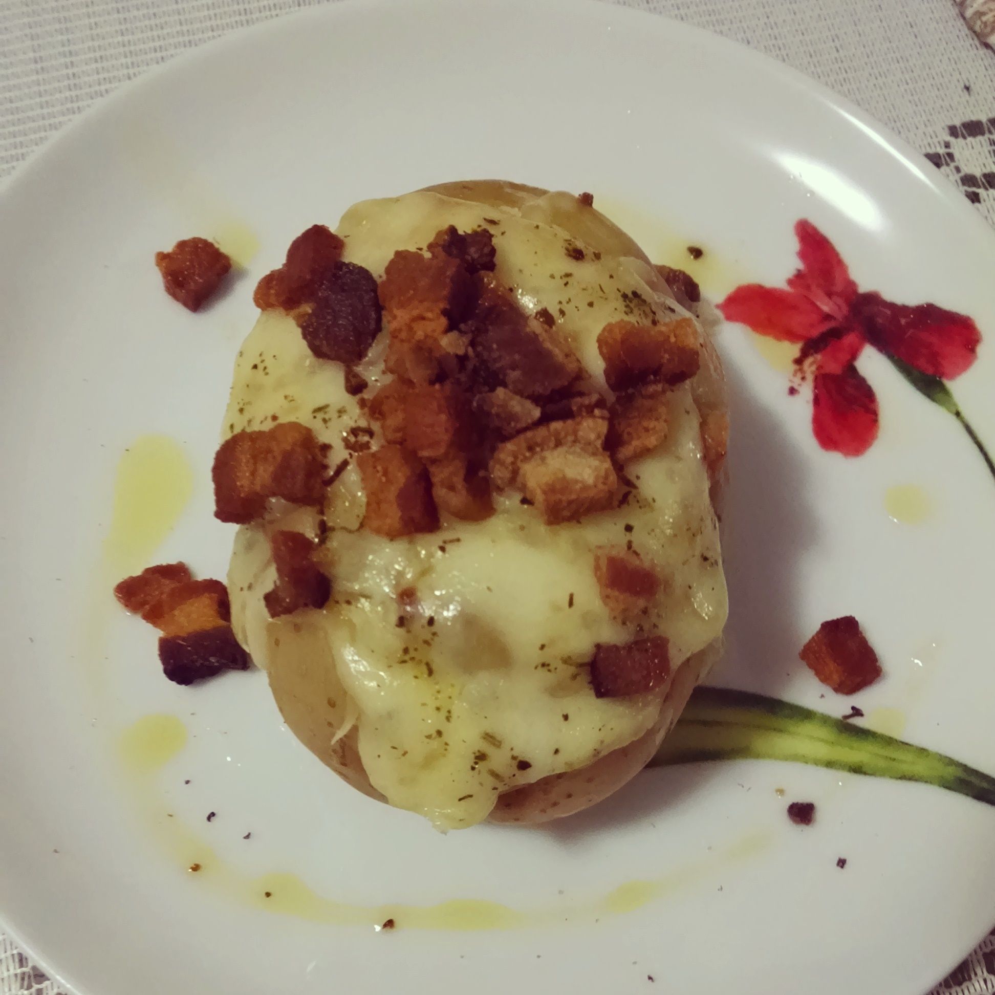 Batata recheada com bacon e queijo