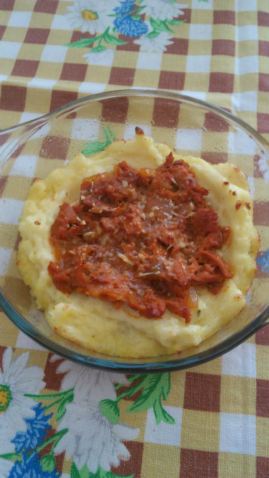 Batata recheada com salmão ao molho de tomate