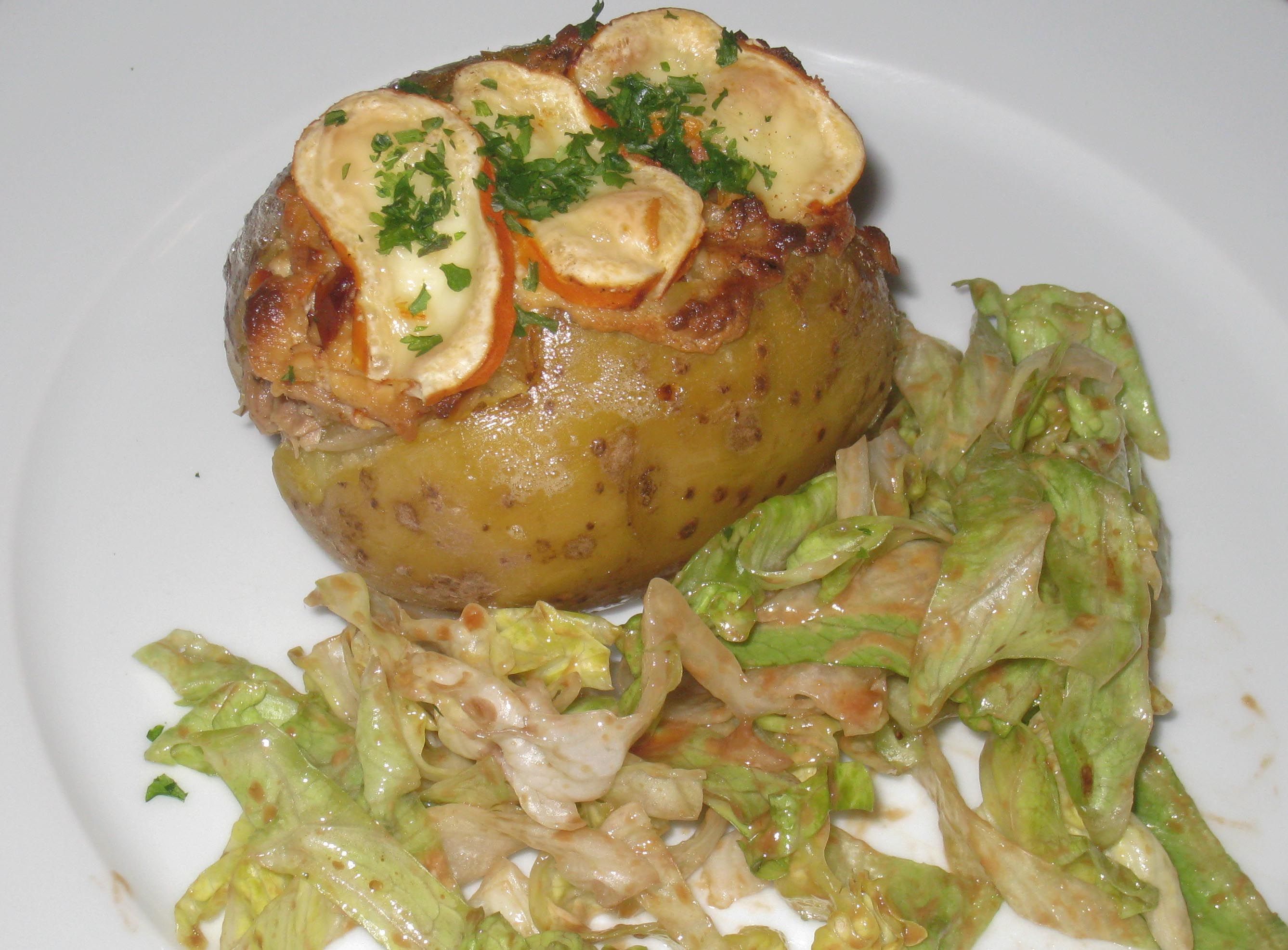 Batata recheada com salmão e molho de tomates secos