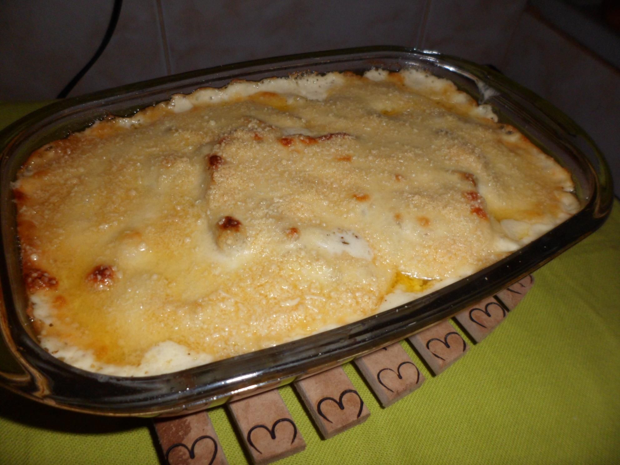 Batatas ao forno com molho branco e queijos