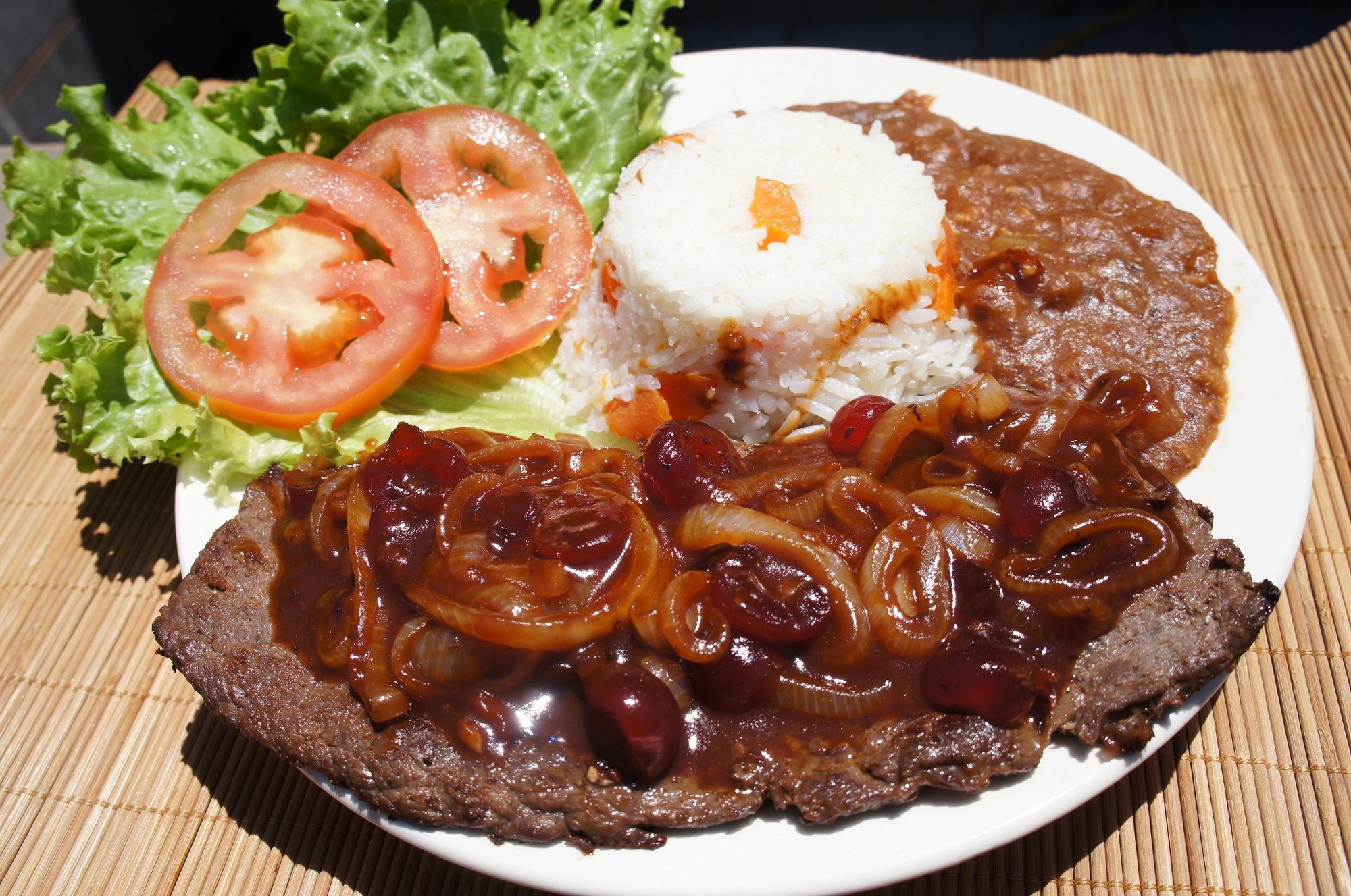 Bife acebolado com molho de cereja