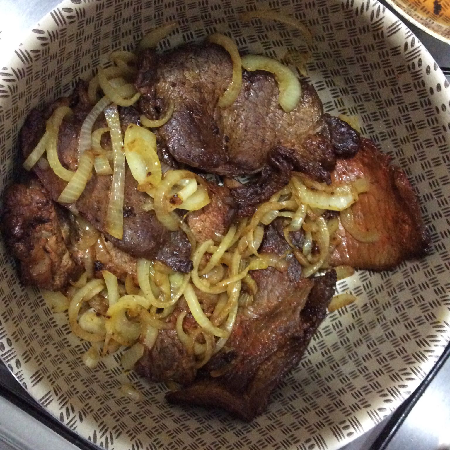 Bife acebolado, com pimenta calabresa e colorau