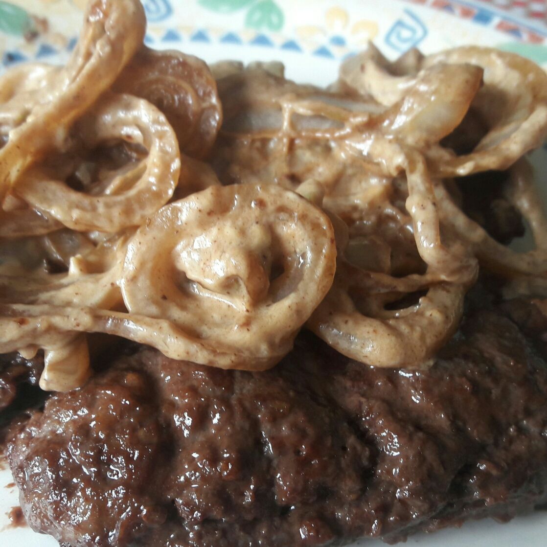 Bife acebolado com shoyu e maionese