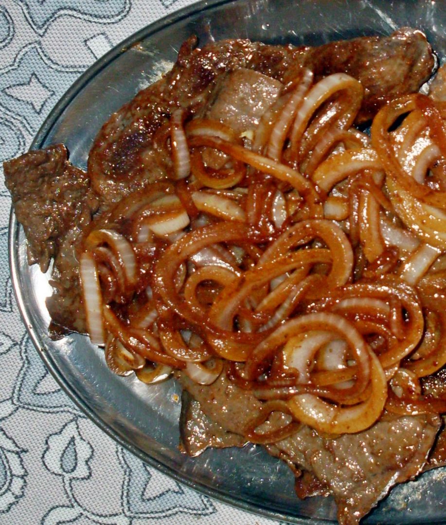 Bife acebolado delicioso