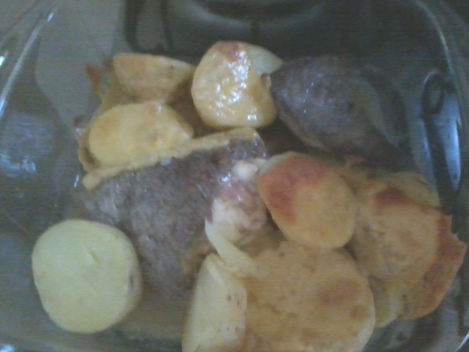 Bife com batatas assadas