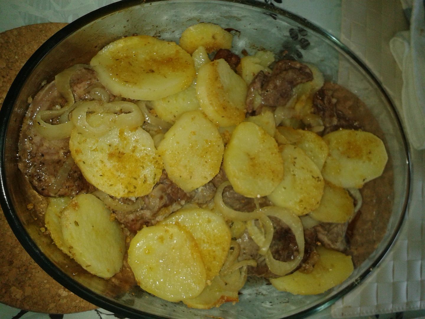 Bife com rodelas de batatas ao forno