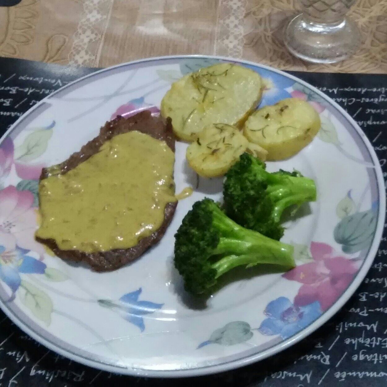 Bife grelhado com molho de mostarda e batata dourada