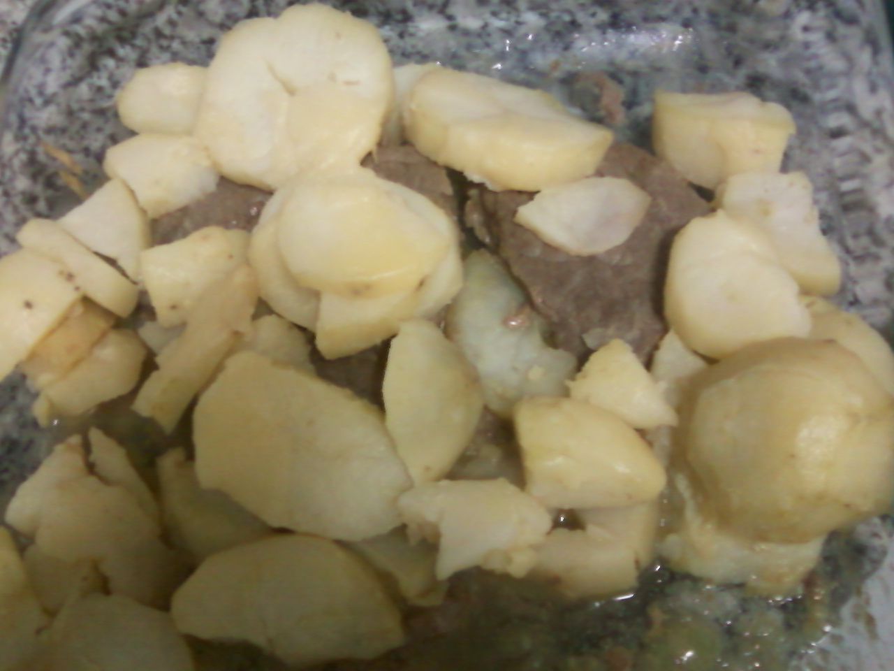 Bife no forno com batata grelhada e queijo