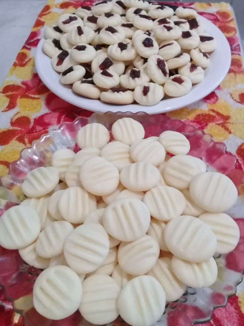 Bolachinhas de maisena com pedaços de goiabada