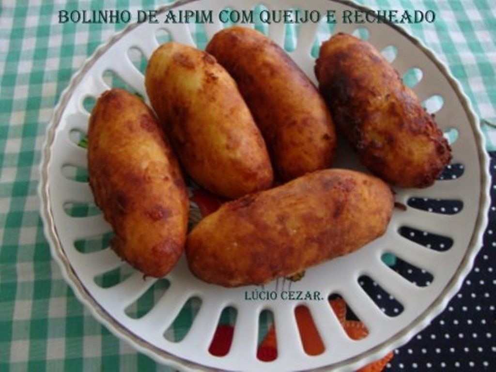 Bolinho de aipim com queijo e recheado