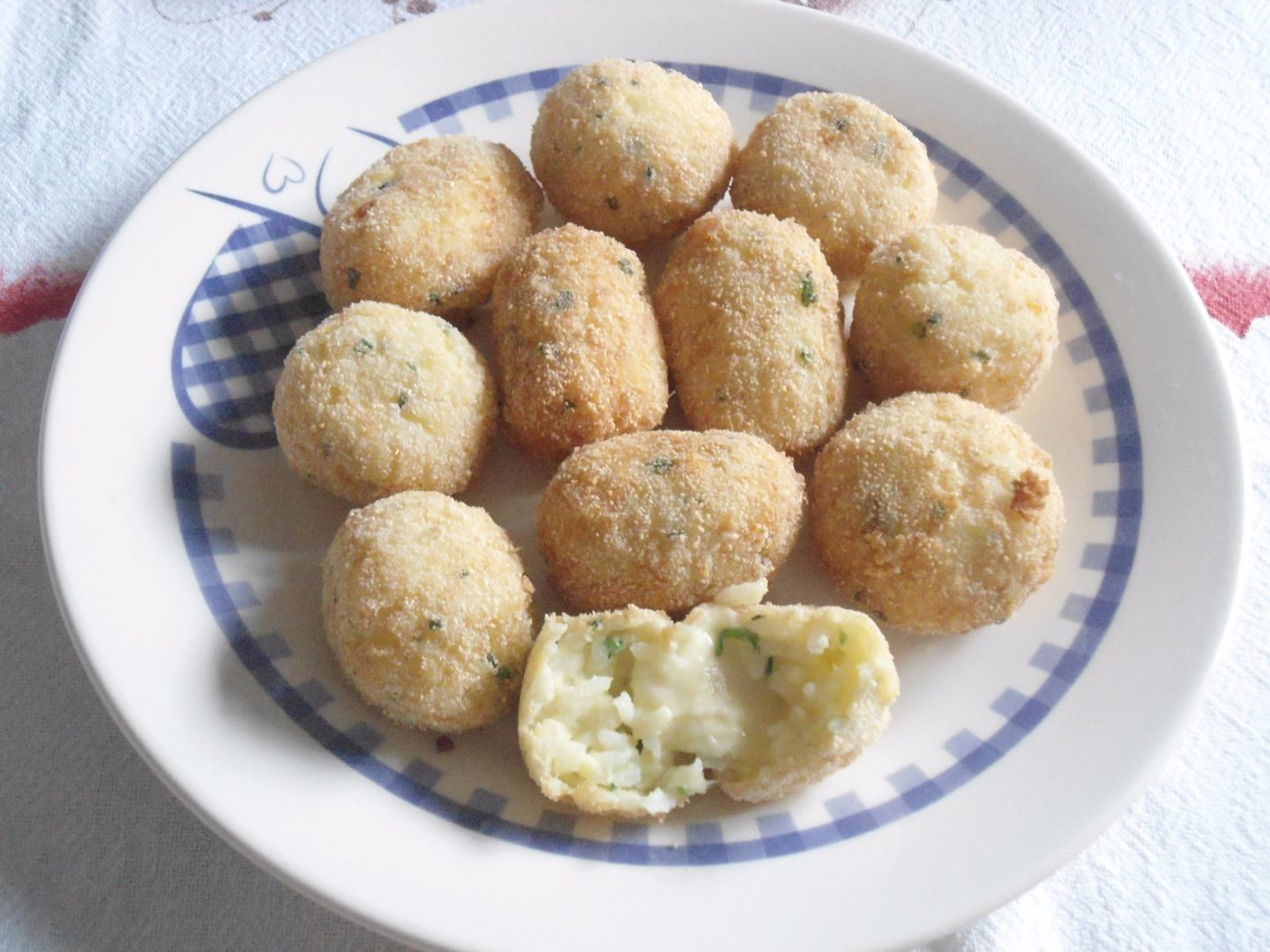 Bolinho de arroz com batata e recheio de queijo