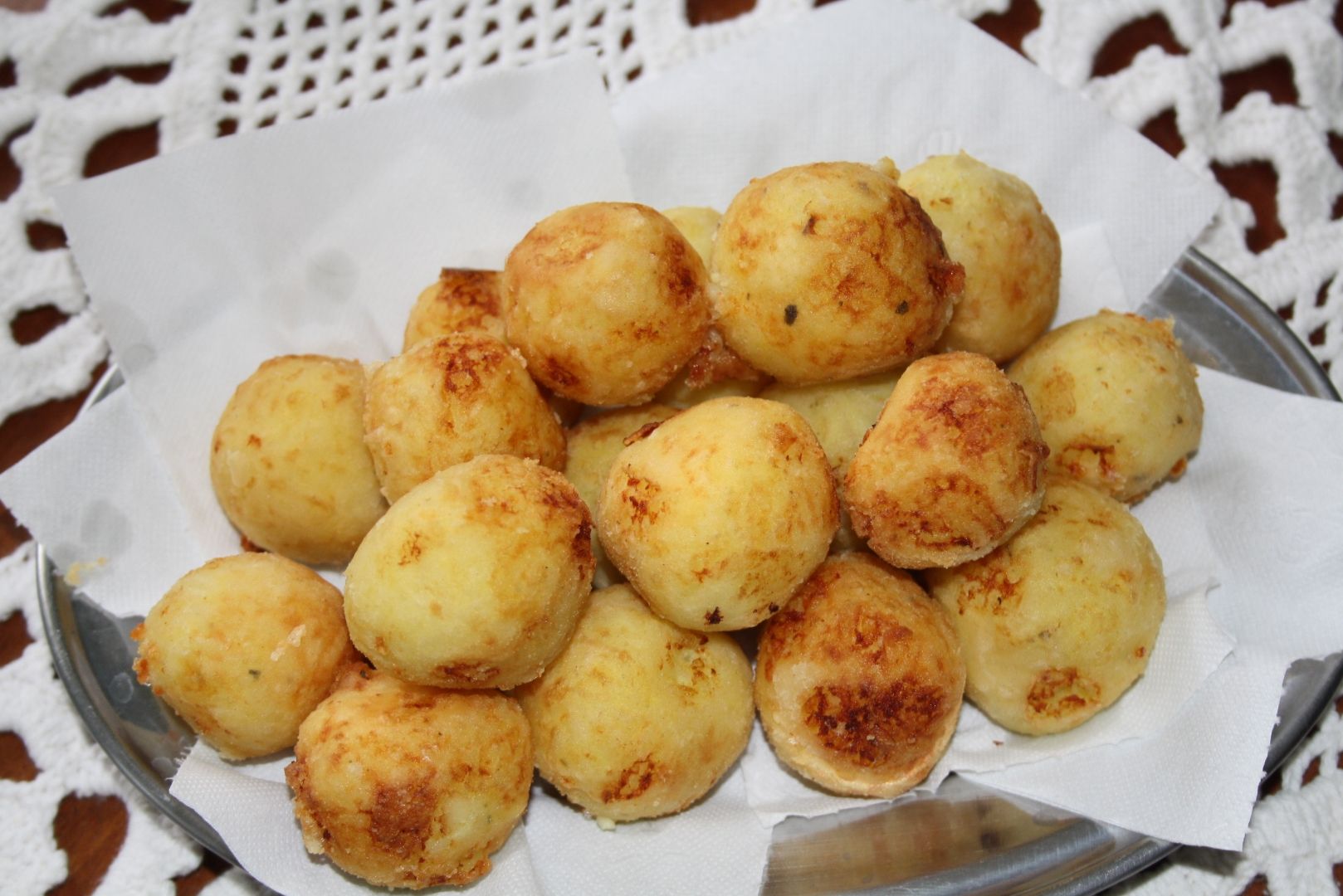 Bolinho de arroz com batata recheado de queijo