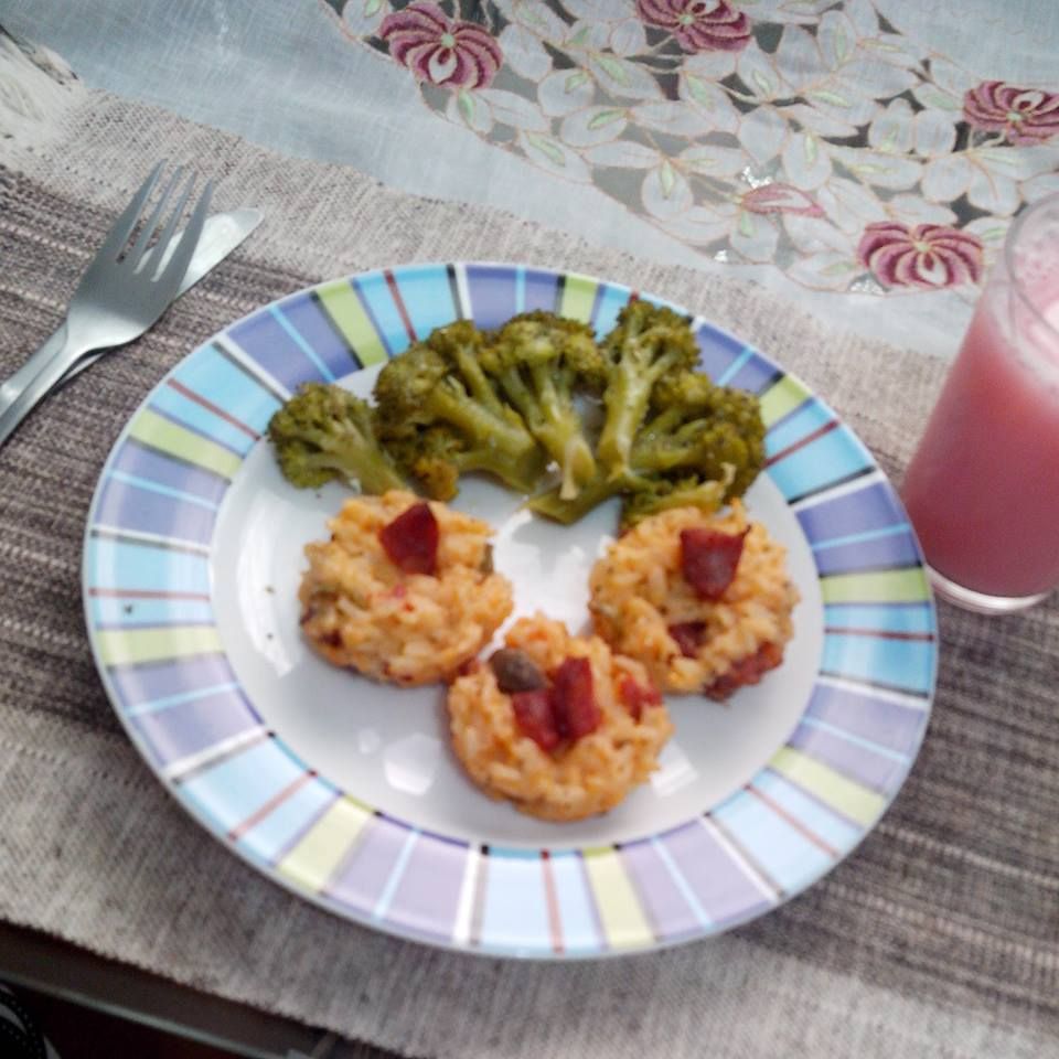 Bolinho de arroz com calabresa assado