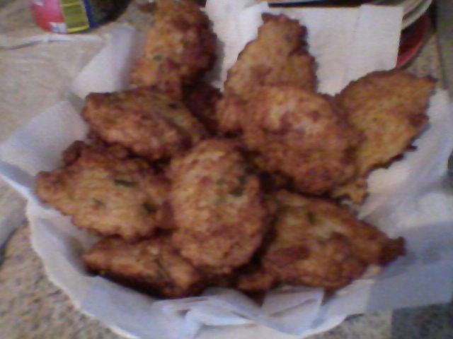 Bolinho de arroz com calabresa e alho