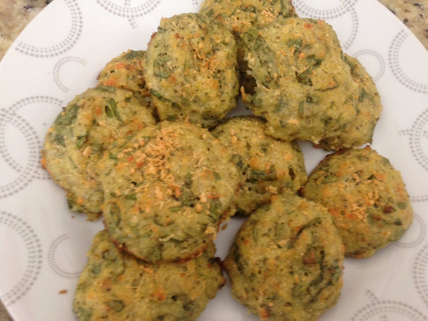 Bolinho de arroz com espinafre assado