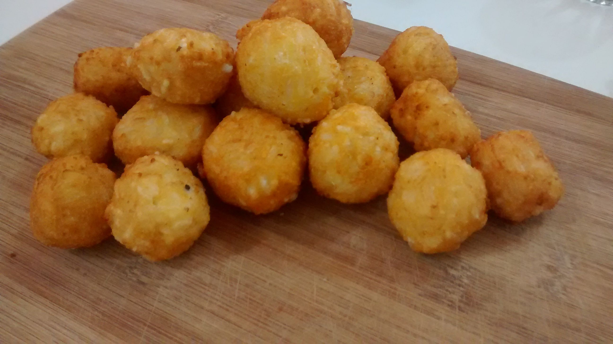 Bolinho de arroz com queijo recheado com requeijão e mussarela