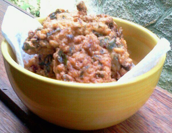 Bolinho de arroz com talos e folha de beterraba