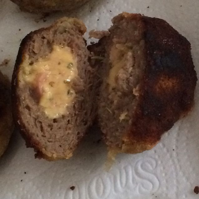 Bolinho de carne moída à milanesa recheado com presunto e queijo