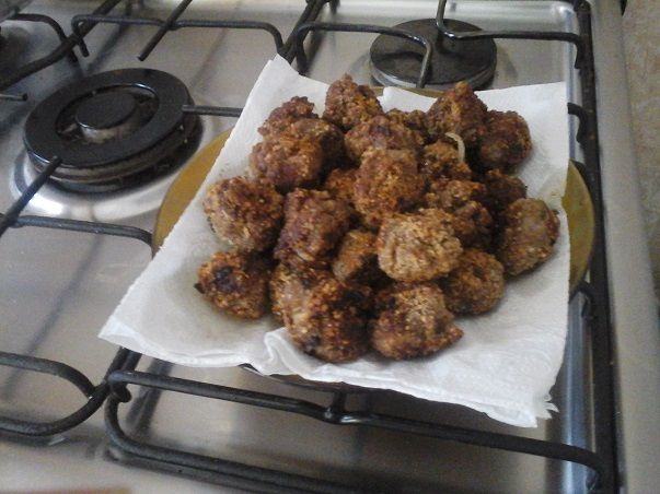 Bolinho de carne moída com cheiro-verde