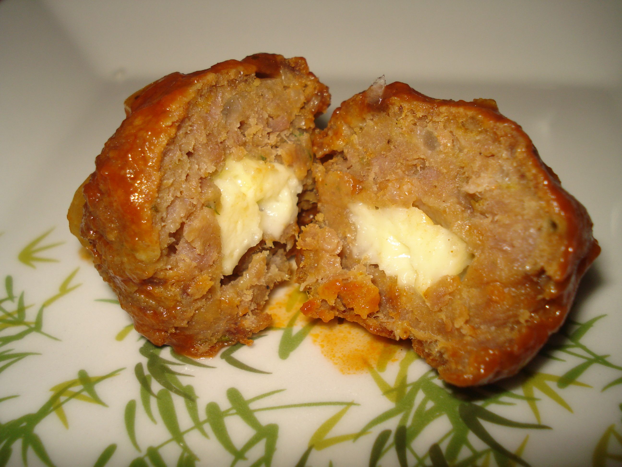 Bolinho de carne moída recheada