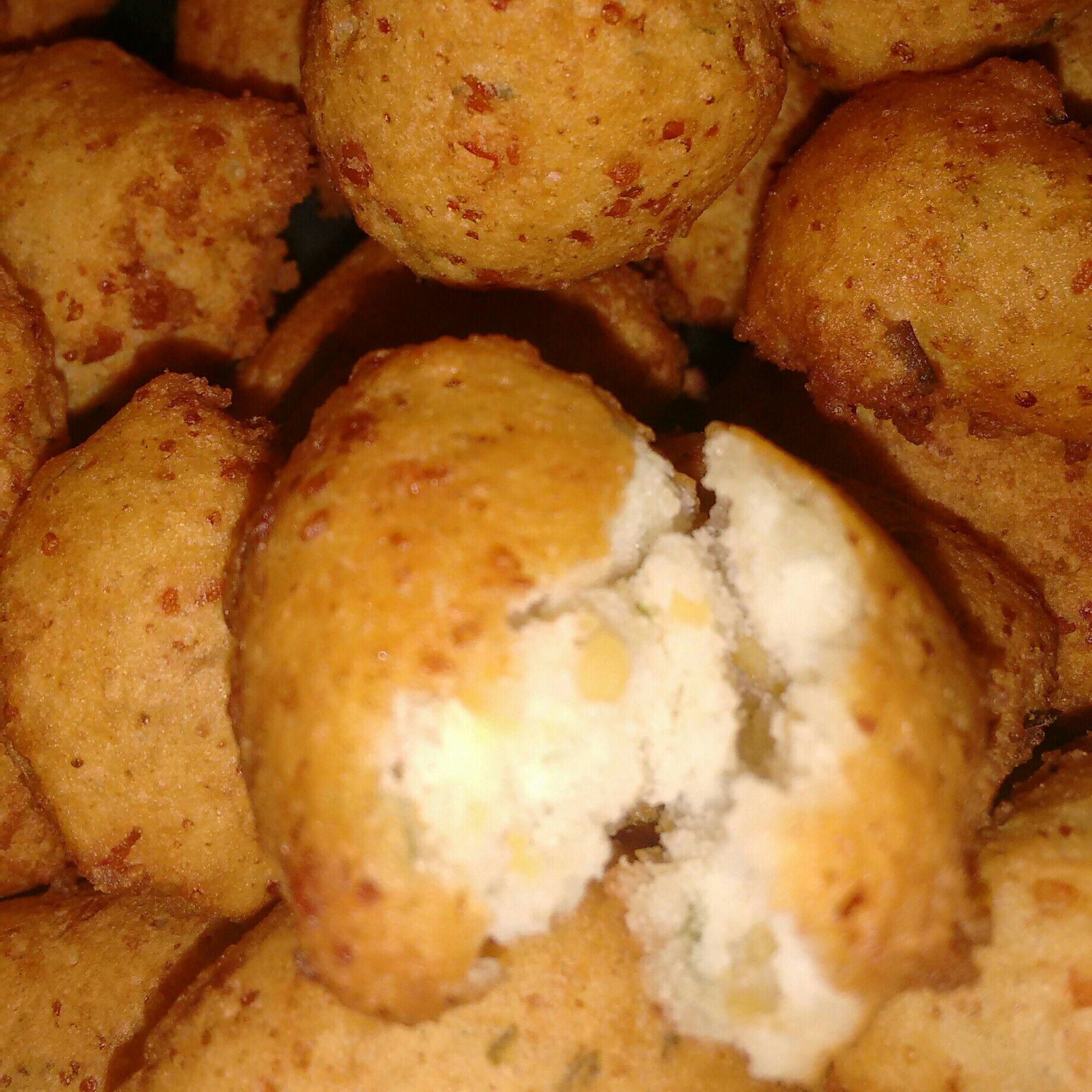 Bolinho de chuva salgado de queijo parmesão sem ovo