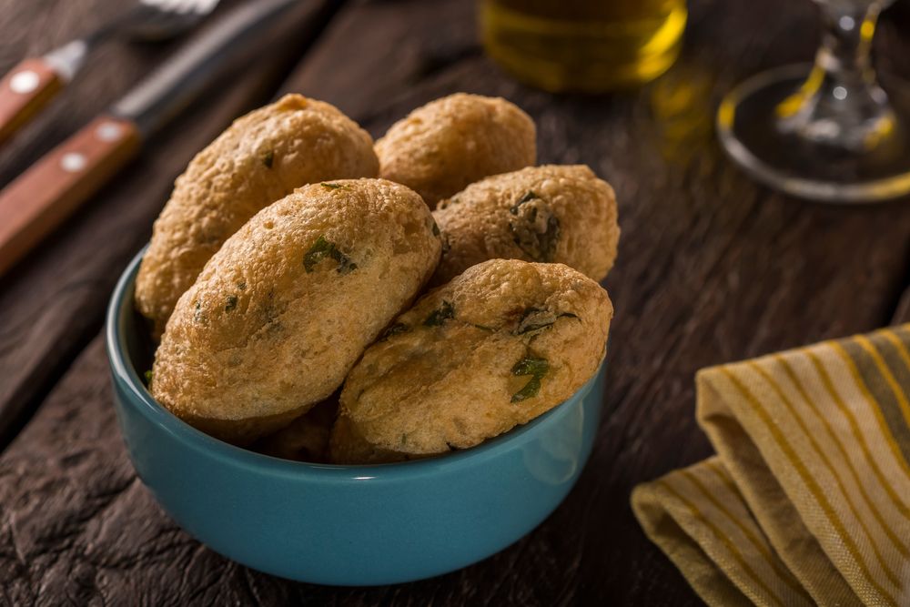 Bolinho de mandioca recheado de carne moída