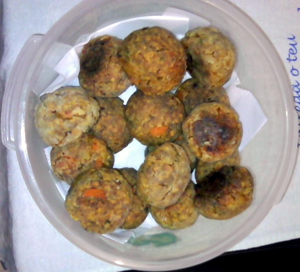 Bolinho de peixe com pão integral