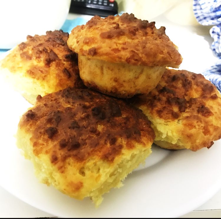 Bolinho de queijo com recheio de goibada